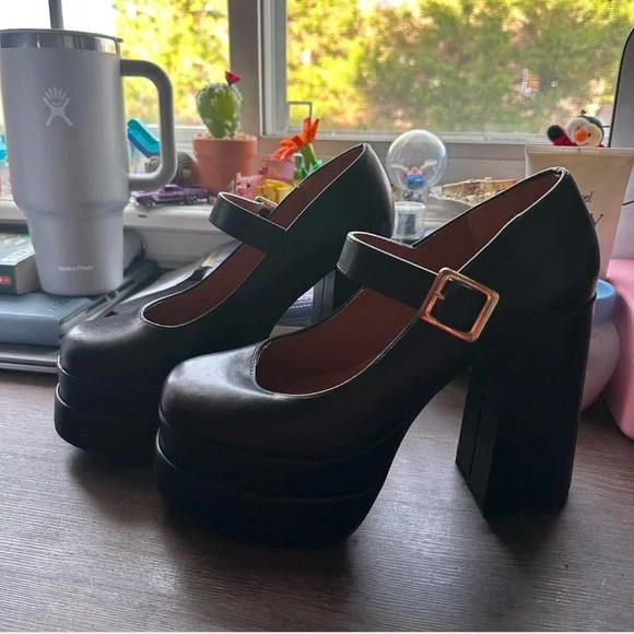 X2B Black faux leather Mary Jane platform heels with gold clasp - Picture 4 of 7